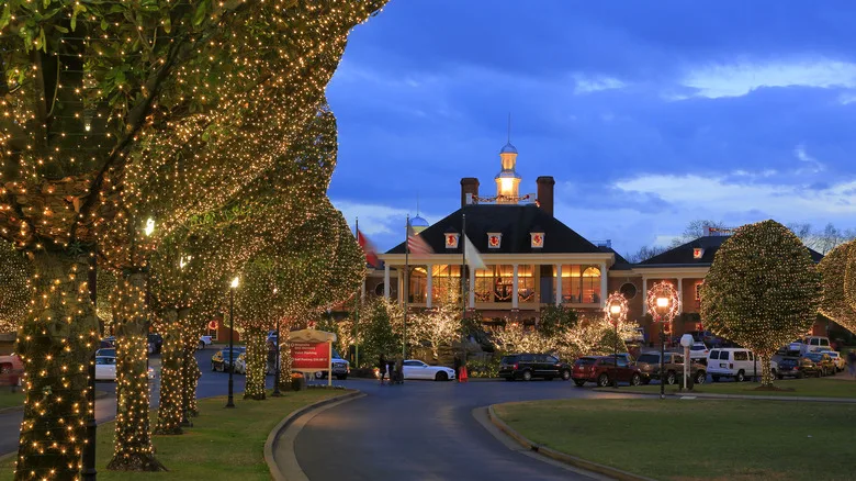 Gaylord Opryland's gorgeous grounds decorated
