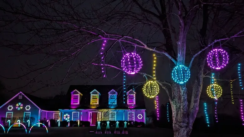 A lighted house in Chicago during the holidays