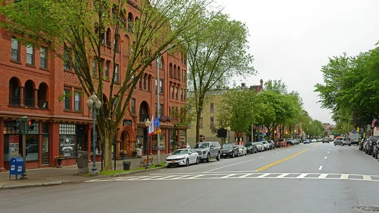 Street view of Saratoga Springs in Upstate New York